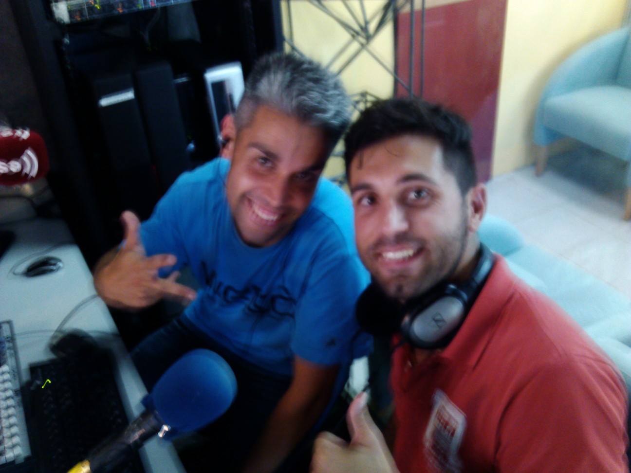 Los de Fun radio no son solo un poco chapuceiros a la hora de las desconexiones os fijais en el micro rojo !! de donde lo habrán sacado la radio , fun radio ahora esta donde antes estaba el control de Vía Radio , y el contro de Vía lo han trasladado a la zona de la mesa redonda donde están los logos de Vía Radio