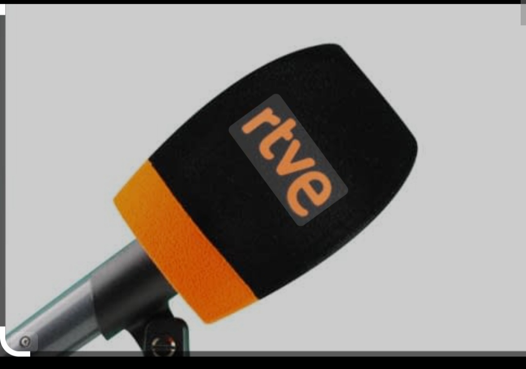 Asi deberia ser los nuevos micros para RTVE y RNE modernos con su color corporativo