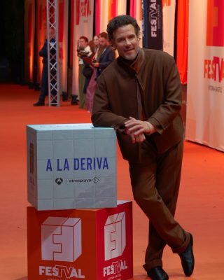 FesTVal-2026-Alfombra-naranja-de-A-la-deriva-13