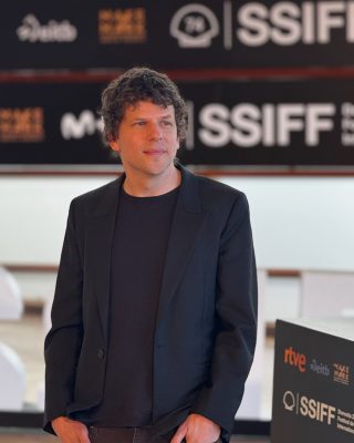 Jesse-Eisenberg-presenta-The-Debut-El-debut-03