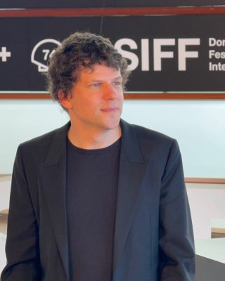Jesse-Eisenberg-presenta-The-Debut-El-debut-06