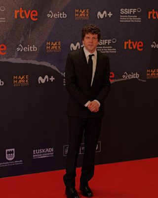 Jesse-Eisenberg-presenta-The-Debut-El-debut-08
