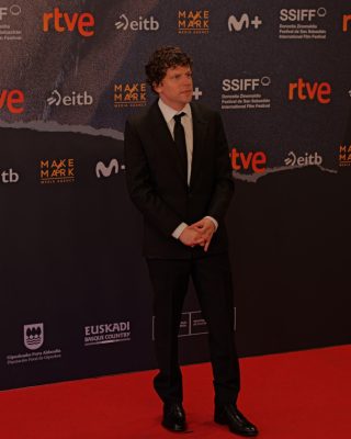 Jesse-Eisenberg-presenta-The-Debut-El-debut-09