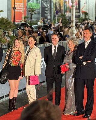 74SSIFF-Alfombra-Roja-de-La-bola-negra-01