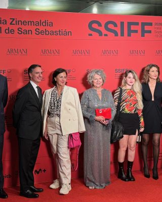 74SSIFF-Alfombra-Roja-de-La-bola-negra-02