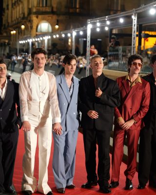 74SSIFF-Alfombra-Roja-de-La-bola-negra-03