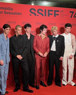 74SSIFF-Alfombra-Roja-de-La-bola-negra-04