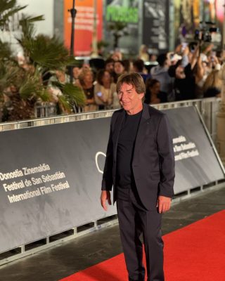 74SSIFF-Alfombra-Roja-de-La-bola-negra-05