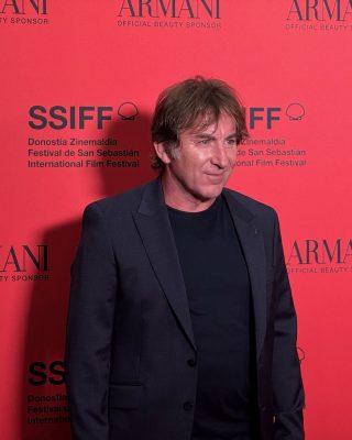 74SSIFF-Alfombra-Roja-de-La-bola-negra-07