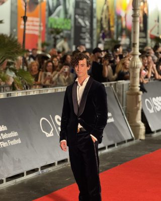 74SSIFF-Alfombra-Roja-de-La-bola-negra-22