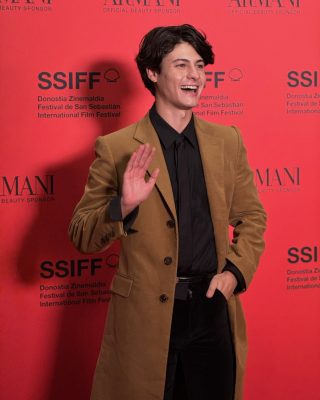 74SSIFF-Alfombra-Roja-de-La-bola-negra-26