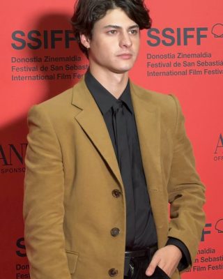 74SSIFF-Alfombra-Roja-de-La-bola-negra-27