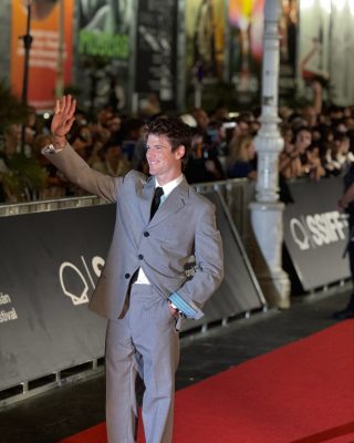 74SSIFF-Alfombra-Roja-de-La-bola-negra-28