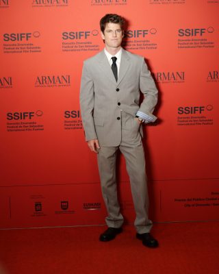 74SSIFF-Alfombra-Roja-de-La-bola-negra-32