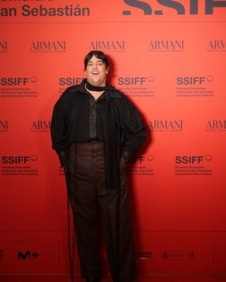 74SSIFF-Alfombra-Roja-de-La-bola-negra-34