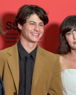 74SSIFF-Alfombra-Roja-de-La-bola-negra-37