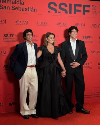 74SSIFF-Alfombra-Roja-de-La-bola-negra-49