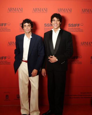 74SSIFF-Alfombra-Roja-de-La-bola-negra-51