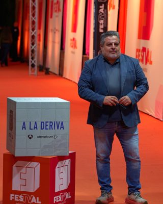 FesTVal-2026-Alfombra-naranja-de-A-la-deriva-01