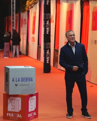 FesTVal-2026-Alfombra-naranja-de-A-la-deriva-04