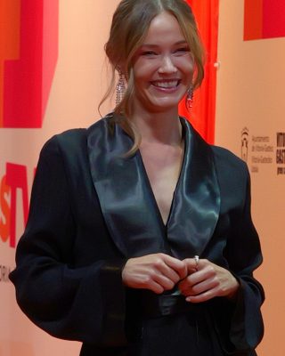 FesTVal-2026-Alfombra-naranja-de-A-la-deriva-09
