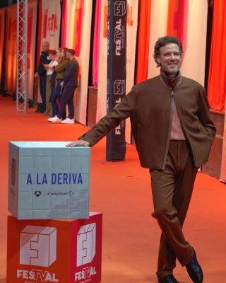 FesTVal-2026-Alfombra-naranja-de-A-la-deriva-11
