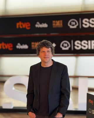 Jesse-Eisenberg-presenta-The-Debut-El-debut-02