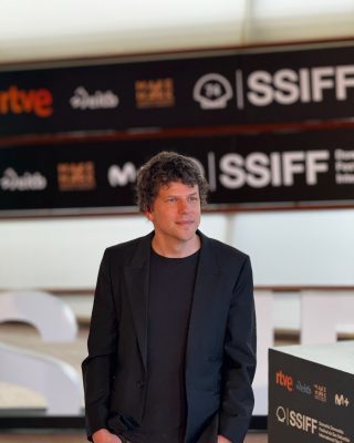 Jesse-Eisenberg-presenta-The-Debut-El-debut-04