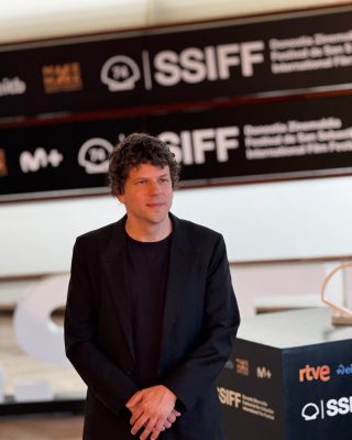 Jesse-Eisenberg-presenta-The-Debut-El-debut-05