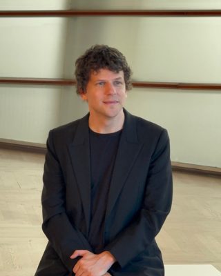 Jesse-Eisenberg-presenta-The-Debut-El-debut-07