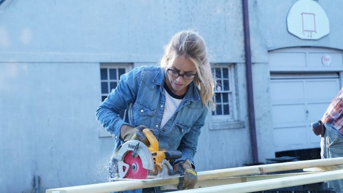 Nicole starts cutting wood for Sebastian & Gabby's house construction
