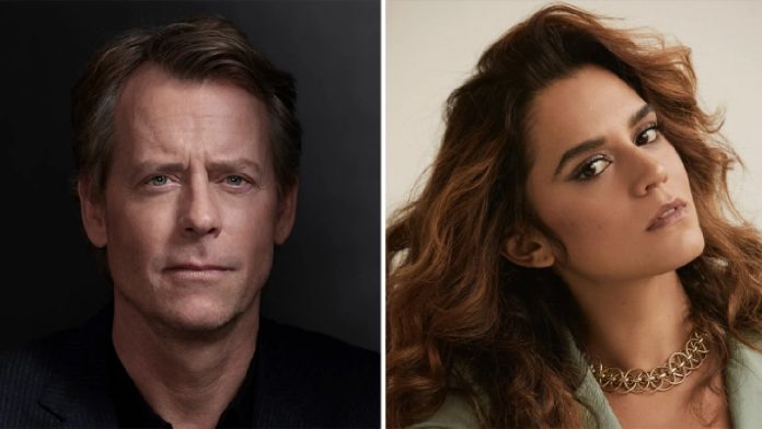Greg Kinnear y Sepideh Moafi