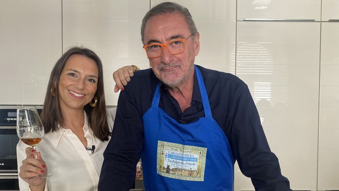 Carlos Herrera y Verónica Zumalacárregui cocinando en casa del locutor