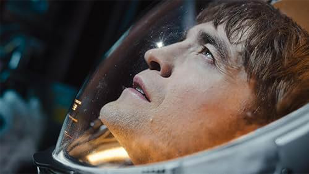 © 2024 Warner Bros. Entertainment Inc. All Rights Reserved. Robert Pattinson como conejillo de indias